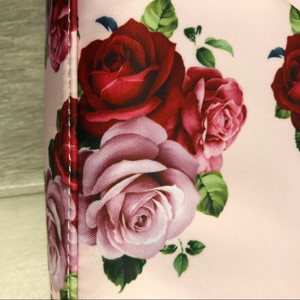 📣HP📣Betsy Johnson Nylon Pleated Floral Wristlet - Picture 3 of 7